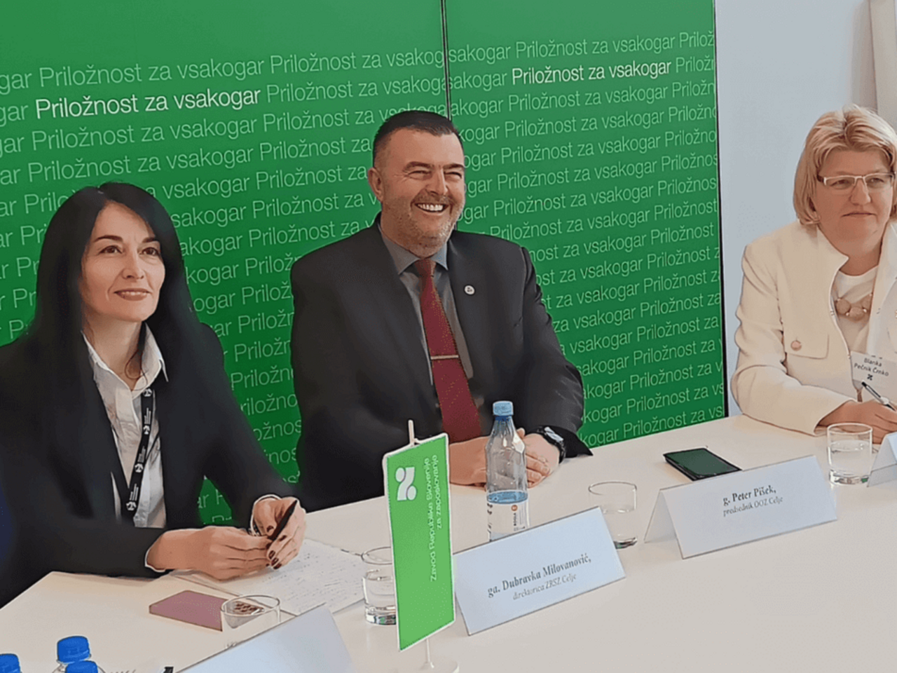 Govorci na novinarski konferenci v okviru Sejma zaposlitvenih priložnosti in festivala izobraževanja na Celjskem sejmu, 7. marca 2025. Od leve proti desni: Dubravka Milovanović, direktorica Območne službe Celje, Peter Pišek, predsednik Območne obrtno-podjetniške zbornice Celje, in Blanka Pečnik Črnko, direktorica Območne službe Velenje
