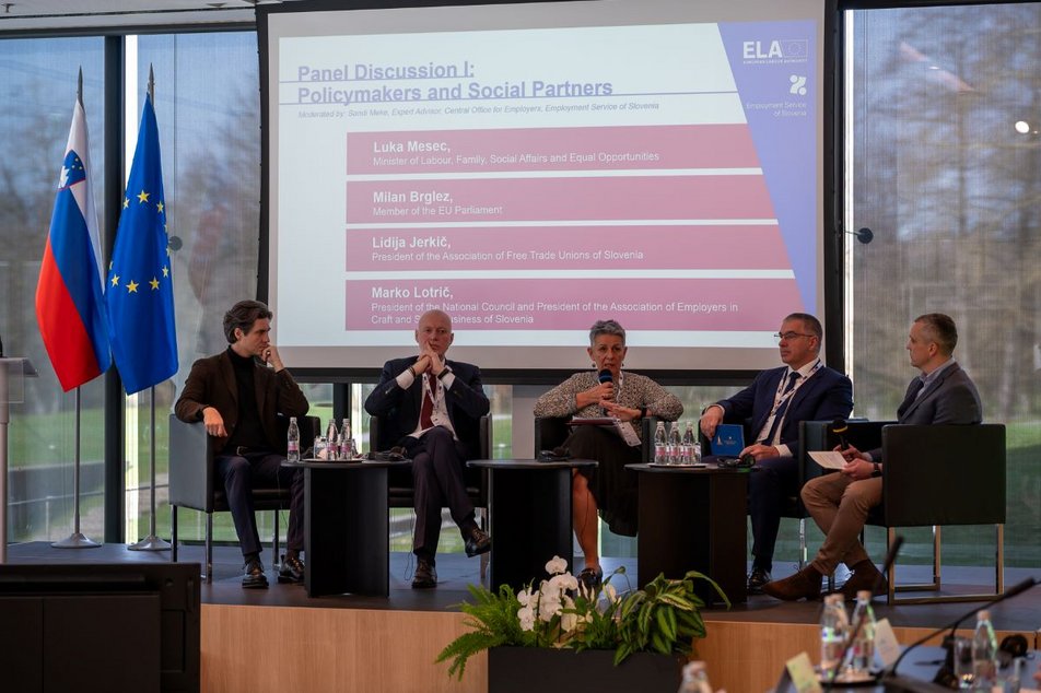 Udeleženci panelne razprave, namenjene ustvarjalcem politik in socialnim partnerjem, na mednarodni konferenci Mobilnost delovne sile v Slovenijo, 5. 3. 2024, Brdo pri Kranju