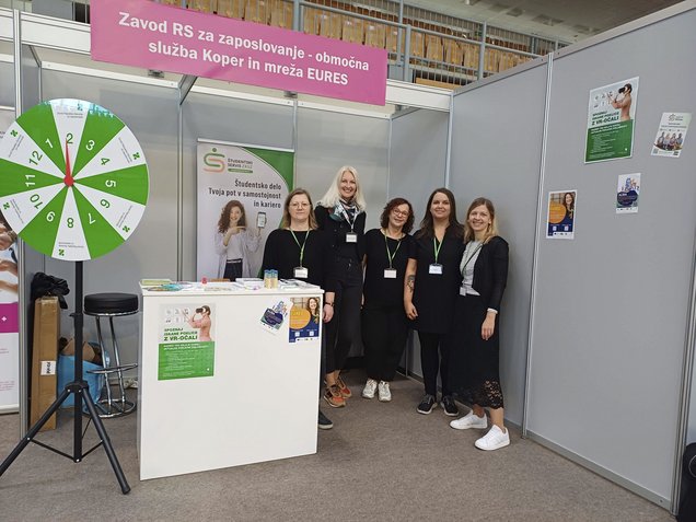 Šest sodelavk Zavoda Republike Slovenije za zaposlovanje na razstavnem prostoru v dvorani Arena Bonifika v Kopru, v okviru dvodnevnega dogodka Plac priložnosti, ki je potekal 15. in 16. oktobra 2026.