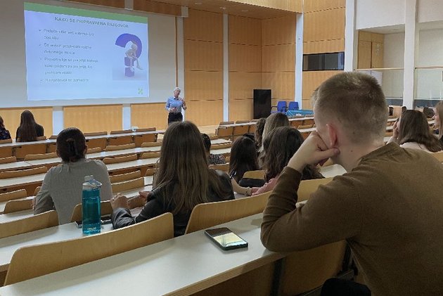 Maribor, 10. karierna tržnica, 2023, študenti v predavalnici poslušajo seminar o iskanju zaposlitve