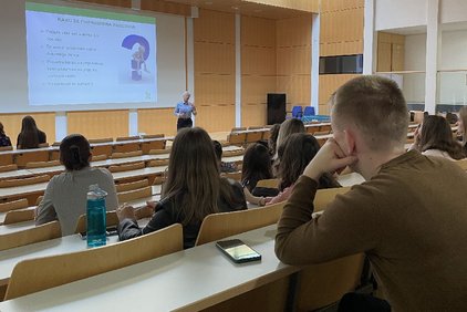 Tržnica Maribor Maribor, 10. karierna tržnica, 2023, študenti v predavalnici poslušajo seminar o iskanju zaposlitve