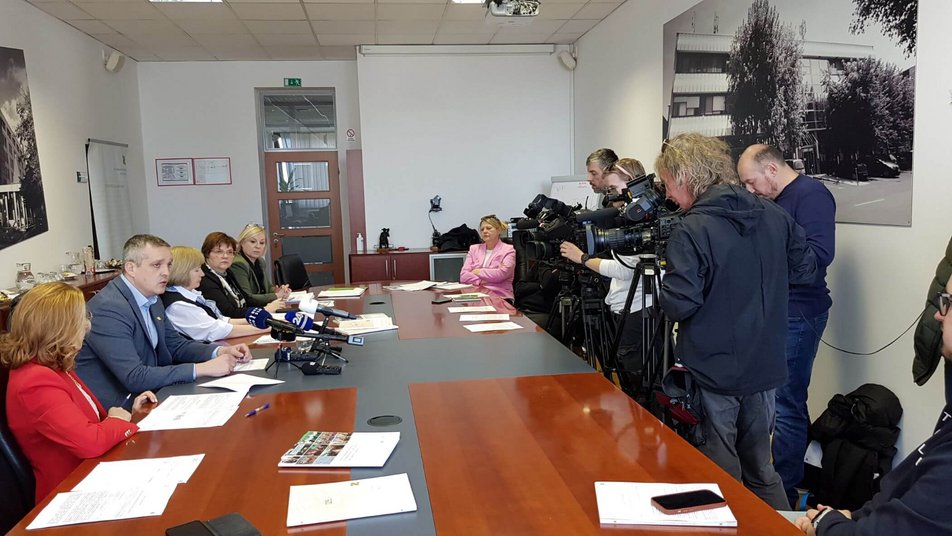 Udeleženci novinarske konference Zavoda RS za zaposlovanje na sedežu v Rožni dolini v Ljubljani, 7. marca 2025