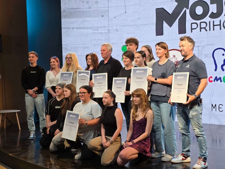 Zaključni dogodek Mojstri prihodnosti 3. junija 2026 v Ljubljani: na odru skupina dijakov srednjih strokovnih šol skupaj z mentorji, v rokah držijo prejeta priznanja za predstavljene izvirne rešitve praktičnih problemov.