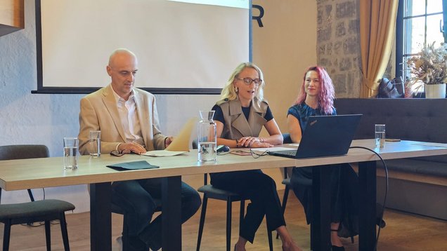 Vladimir Popović, vodja Območne službe Koper (levo), Katjuša Hajdinjak, koordinatorka projekta UPFARM pri Zavodu Republike Slovenije za zaposlovanje (v sredini), in Jana Rožac, strokovna sodelavka za mlade pri Zavodu RS za zaposlovanje (desno), v vlogi govorecev na srečanju deležnikov Obalno-kraške regije Od sodelovanja do zaposlitve v okviru projekta UPFARM, 15. septembra 2026, v prostorih Vinakoper.