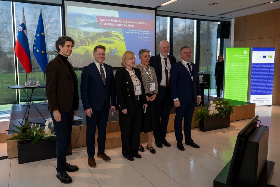 Vabljeni gostje in predstavnika organizatorjev na mednarodni konferenci Mobilnost delovne sile v Slovenijo, 5. 3. 2024, Brdo pri Kranju