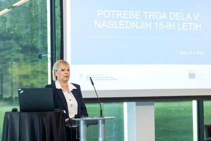 Zaključek PNK Greta Metka Barbo Škerbinc, v. d. generalne direktorice Zavoda RS za zaposlovanje, na zaključnem dogodku projekta PNK - Platforma za napovedovanje kompetenc