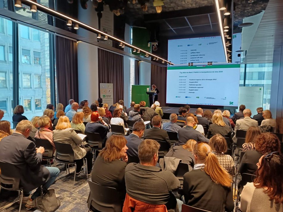 Martina Rameša, Zavod Republike Slovenije za zaposlovanje, na konferenci Poklici in kompetence do leta 2039, Ljubljana, 10. novembra 2025.