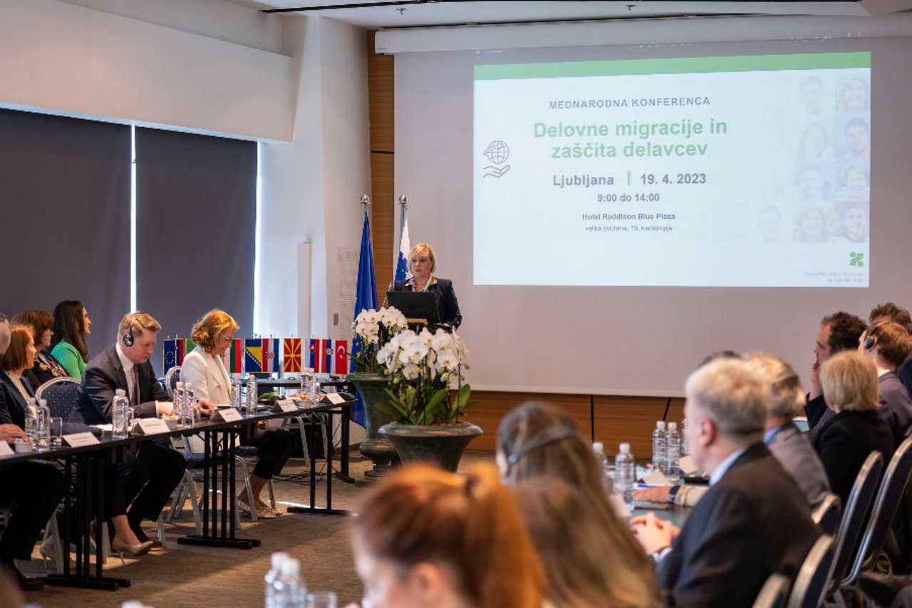 Konferenca Delovne migracije Greta Metka Barbo Škerbinc, v. d. generalne direktorice Zavoda RS za zaposlovanje, na mednarodni konferenci o delovnih migracijah in zaščiti delavcev, Ljubljana, 19. april 2023.