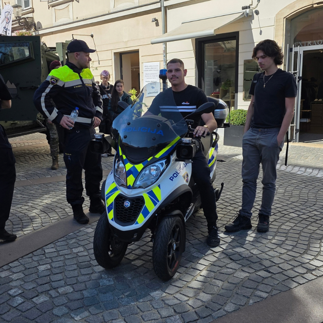 Dogodek Ulica priložnosti - policist obiskovalcu predstavlja policijski motor