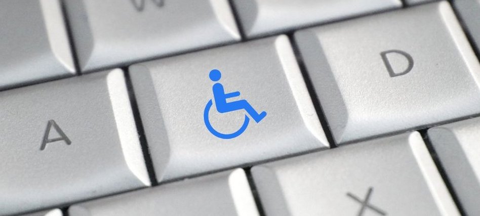 Dekorativna slika: svetlo siva tipkovnica, s temno sivimi črkami. Na eni od tipk je svetlo moder znak za invalidnost: silhueta človeka na invalidskem vozičku, usmerjena v desno.