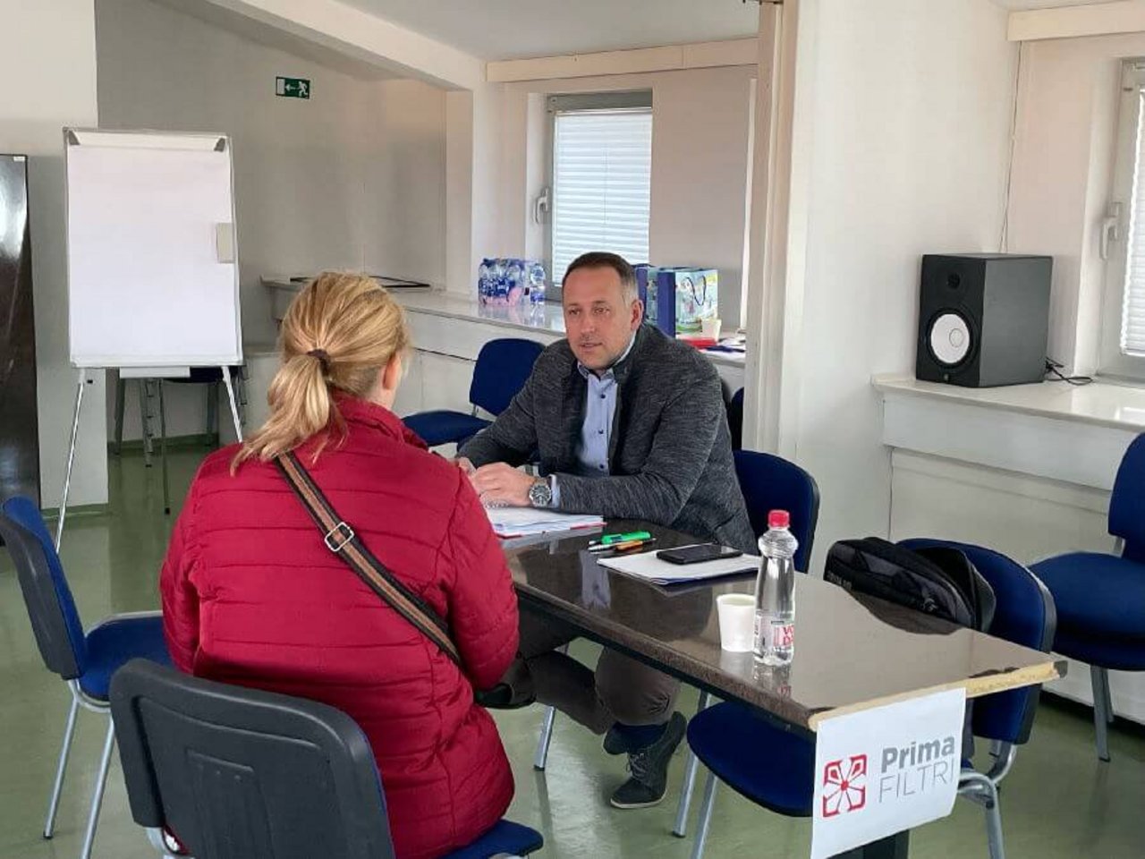Ljubljana, zaposlitveni sejem, 6. 4. 2023 Zaposlitveni sejem, področje proizvodnje in čiščenja, zavod za zaposlovanje, Območna služba Ljubljana, 6. april 2023: Predstavnik podjetja Prima Filtri v pogovoru s kandidatko za zaposlitev
