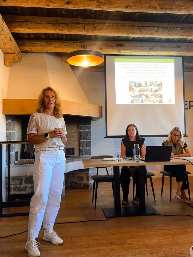 Sabina Špehar Pajk, skrbnica programov Učne delavnice pri Zavodu RS za zaposlovanje, v vlogi govorke v okviru srečanja deležnikov Obalno-kraške regije v projektu UPFARM, ki ga izvajamo na Zavodu RS za zaposlovanje, 15. septembra 2026, v prostorih Vinakoper.