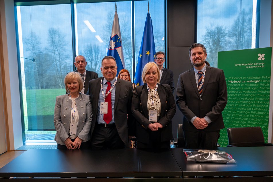 Predstavniki agencije za zaposlovanje Bosne in Hercegovine ter slovenskega zavoda za zaposlovanje in ministrstva za delo, po podpisu dogovora o partnerskem sodelovanju pod okriljem mednarodne konference Mobilnost delovne sile v Slovenijo, 5. 3. 2024, Brdo pri Kranju