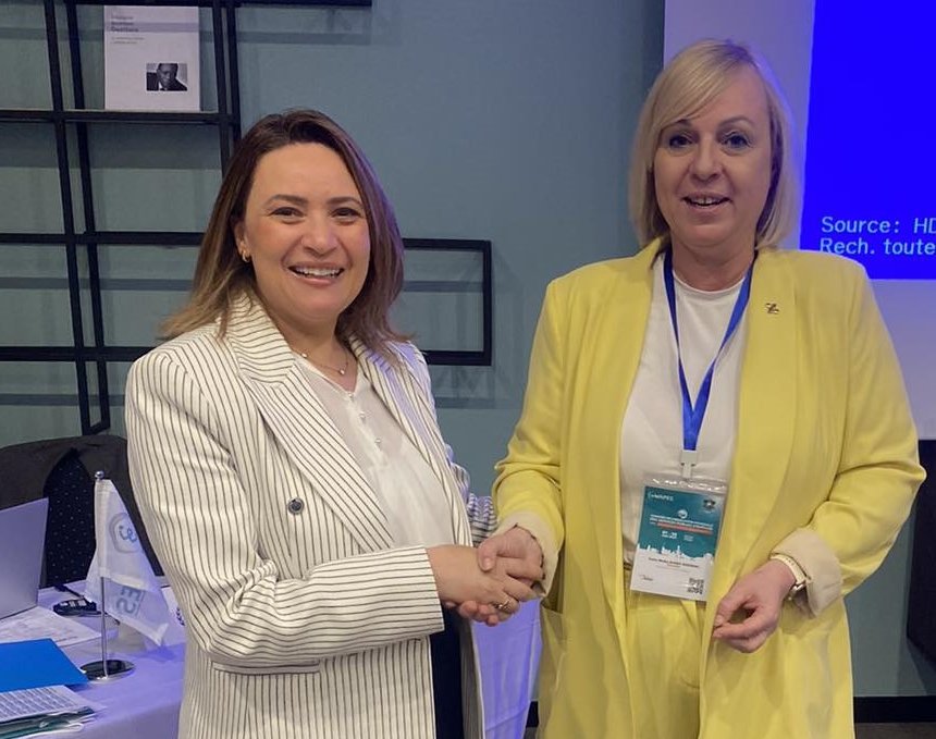 Greta Metka Barbo Škerbinc, generalna direktorica slovenskega zavoda za zaposlovanje (desno), ob prevzemu predsedovanja Svetovnemu združenju javnih zavodov za zaposlovanje WAPES, 6. maja 2025