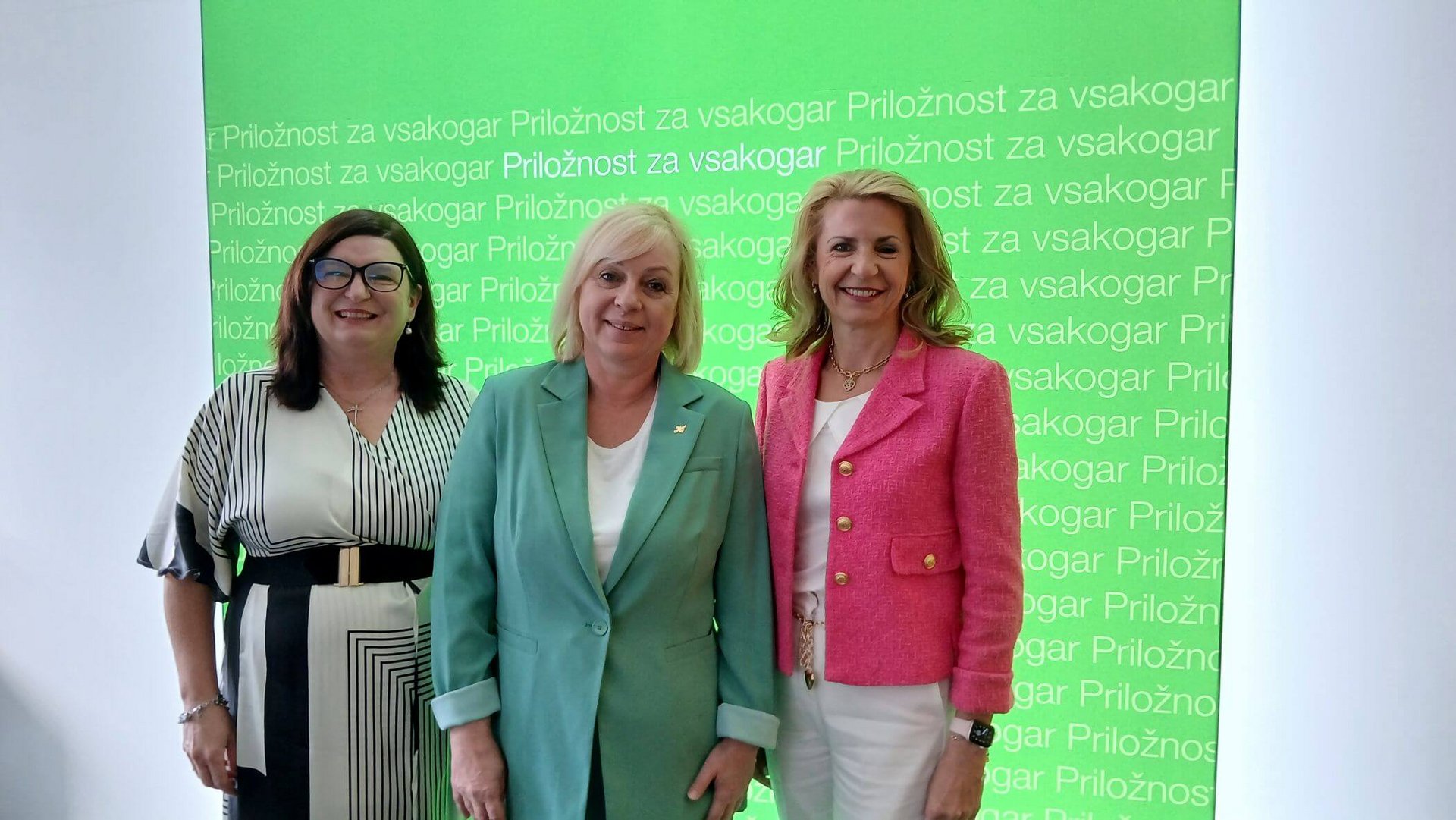 Novinarska konferenca Zavoda RS za zaposlovanje ob otvoritvi 57. Mednarodnega obrtnega sejma v Celju, 17. septembra 2025: Mateja Cvelfar, vodja Območne službe Celje, Greta Metka Barbo Škerbinc, generalna direktorica Zavoda, in Tanja Podobnik Zec, koordinatorka področja odnosov z javnostmi.