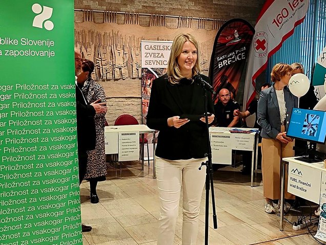 Vodja Območne službe Sevnica Zavoda Republike Slovenije za zapslovanje, Polona Mirt, na zaposlitveno-kariernem sejmu Priložnost zame 21. oktobra 2026 v Kulturnem domu Krško.