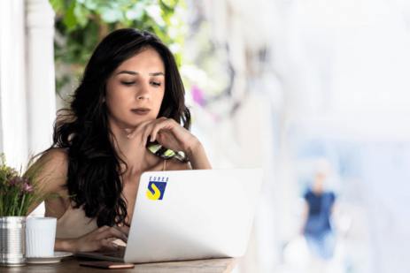 Dekorativna slika z žensko za računalnikom, dodan logotip EURES