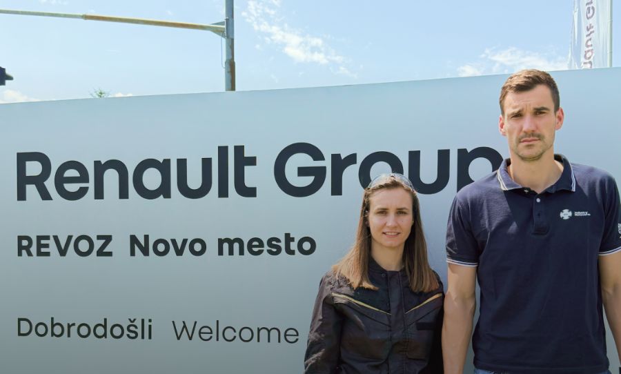 Oglasna fotografija: električni Twingo - zaposlitev v Revozu. Vodja proizvodnje in vodja razvoja v podjetju, stojita drug poleg drugega.