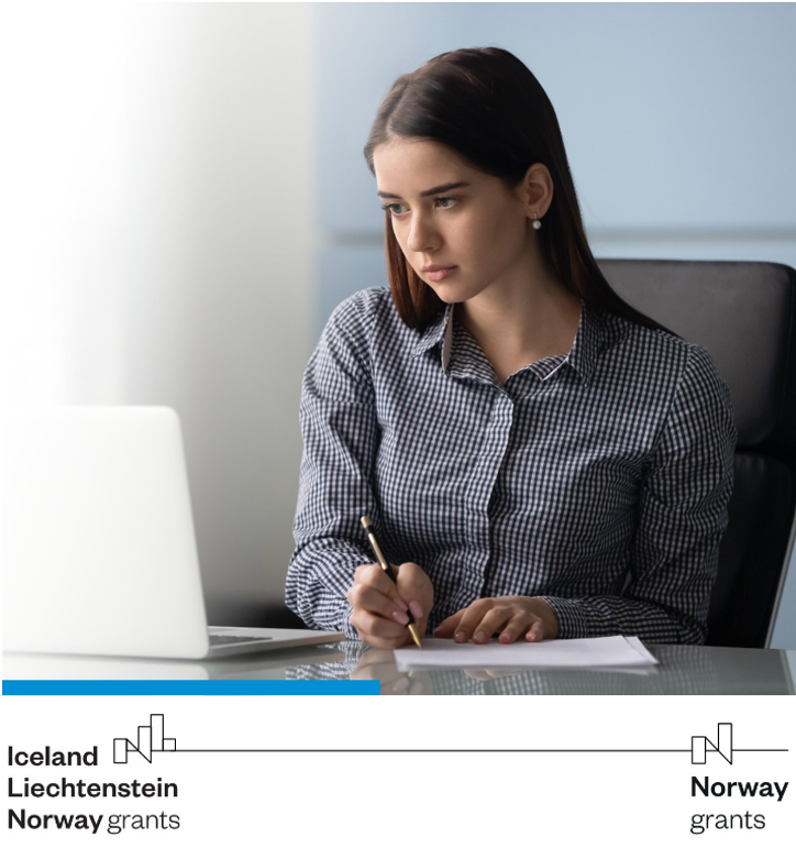 mlada ženska sedi za računalnikom, dodani logotipi norveških skladov