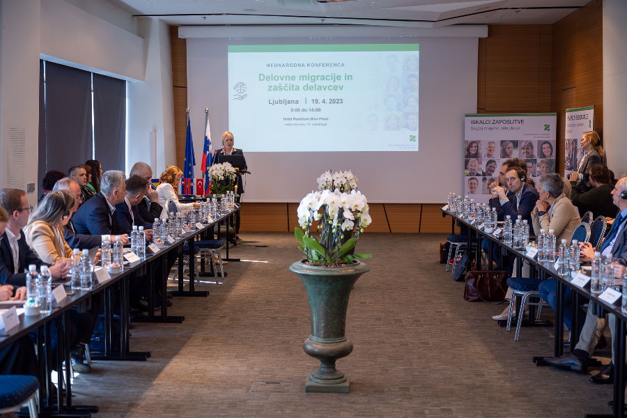 Udeleženci mednarodne konference o delovnih migracijah in zaščiti delavcev, Ljubljana, 19. aprila 2023.