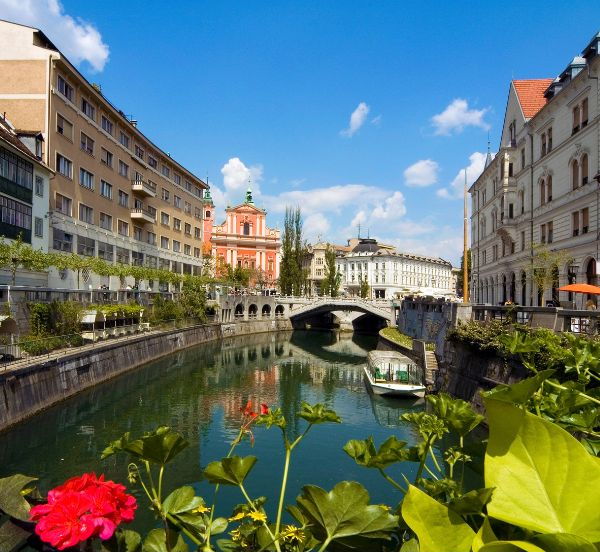 Ljubljana, Slovenija, pogled na Tromostovje in Prešernov trg z mostu čez Ljubljanico.